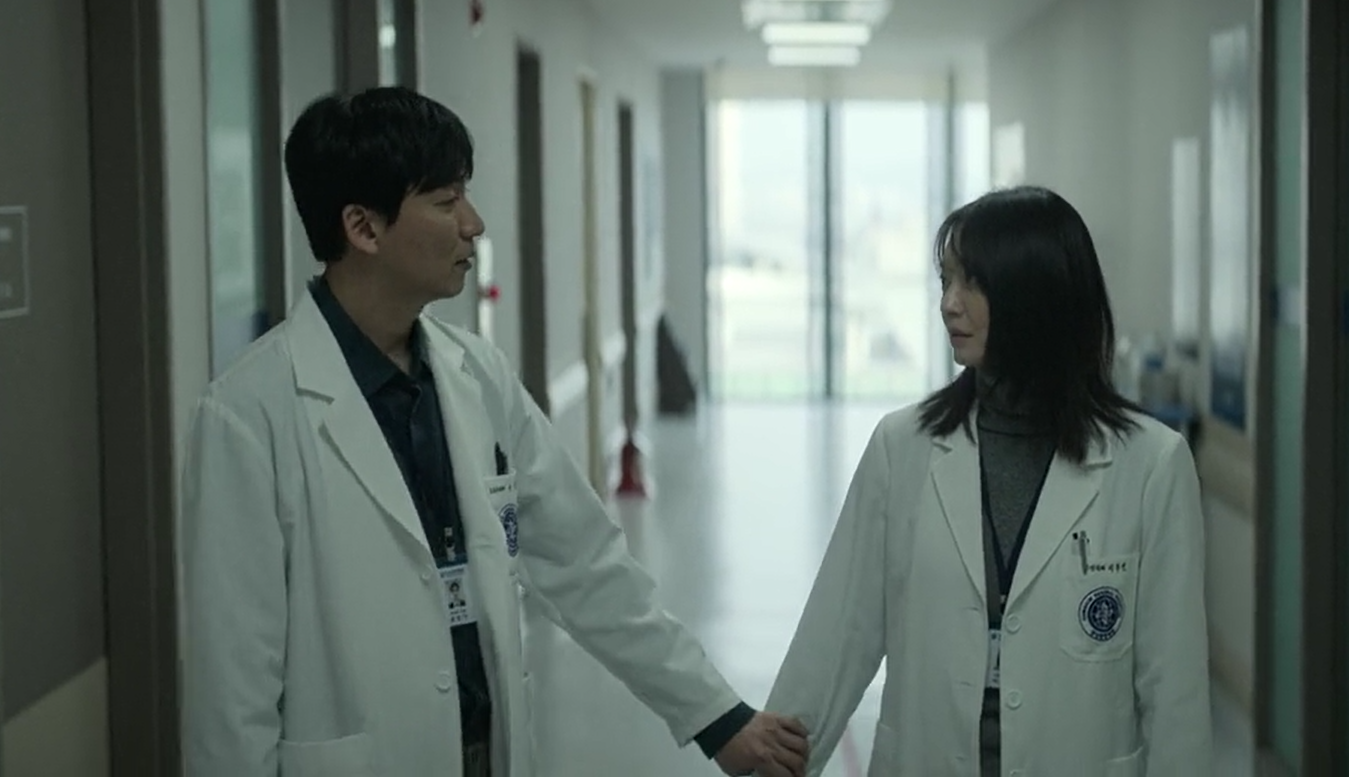 Ju-yeon and her boyfriend talking about problems