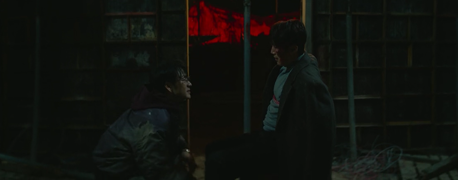 The cyclist is now telling Jae-yeong about swapping identities.