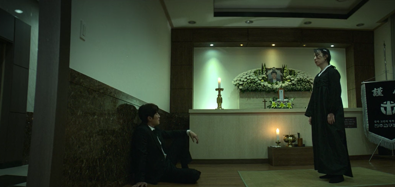 Jae-yeong at his father's funeral