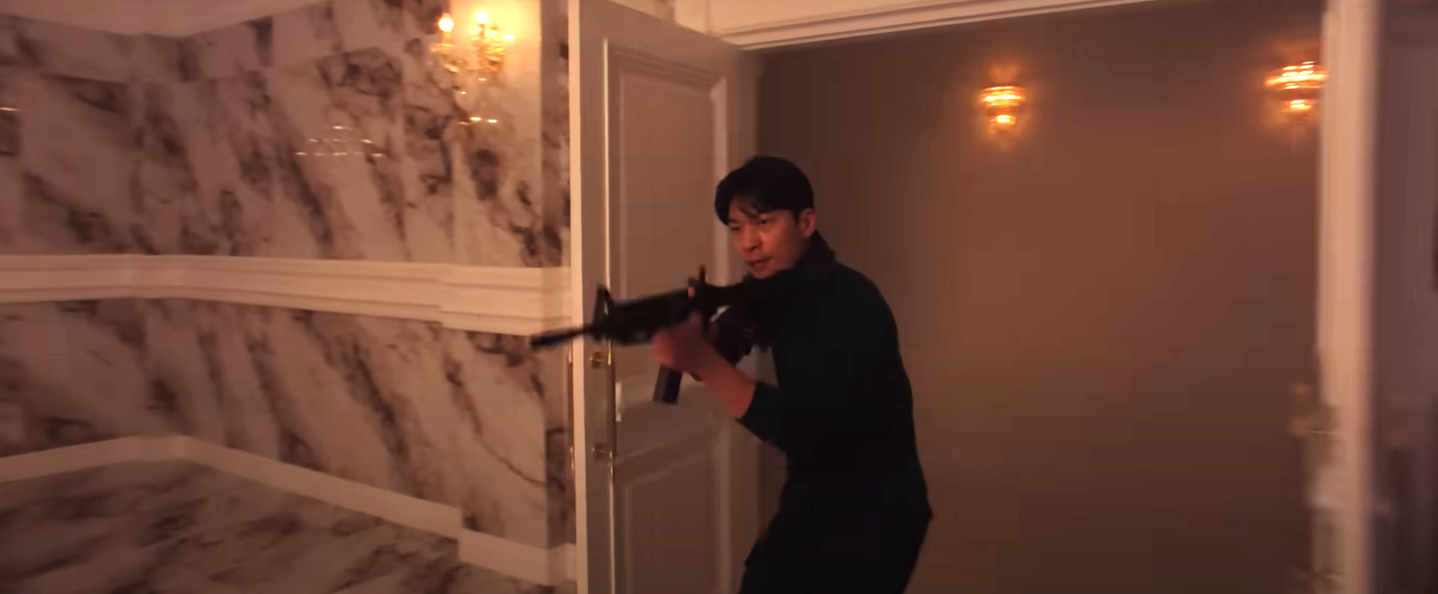 The policeman enters the VIP room with a weapon in Squid Game teaser.