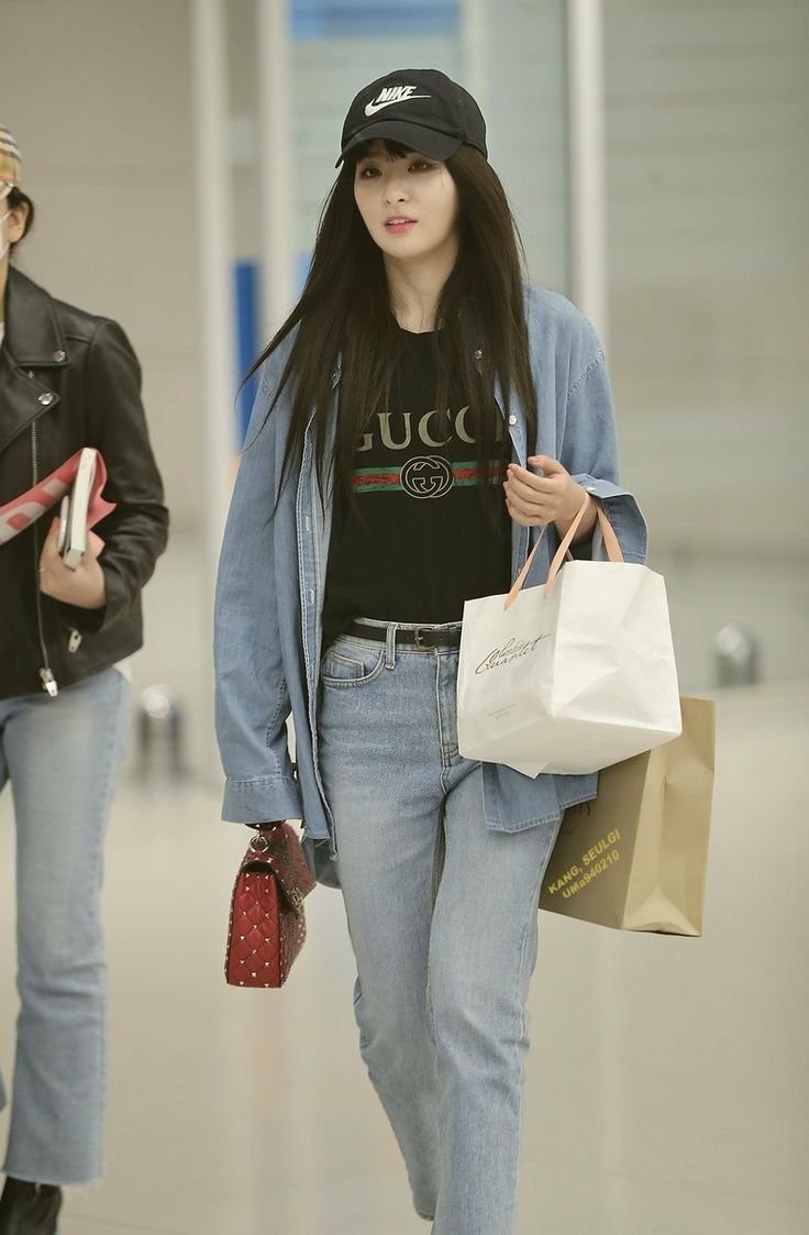 Red Velvet's Seulgi at the airport, looking effortlessly cool in her signature comfortable and casual-chic style.