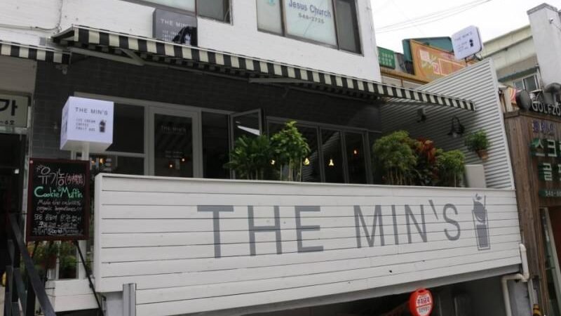 The Min’s café in Gangnam, co-owned by 2AM’s Changmin, with warm lighting and peaceful atmosphere