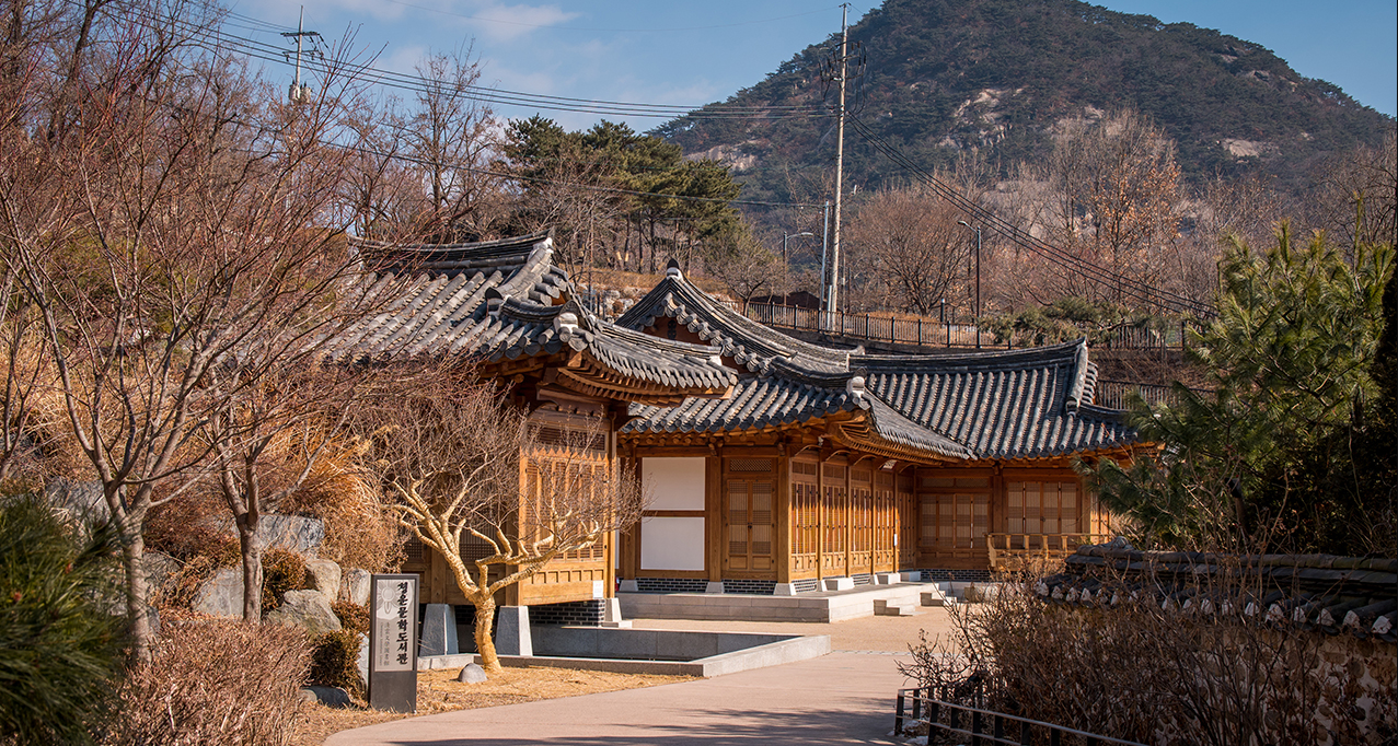 Modern hanok-style Cheongun Literature Library in Buam-dong