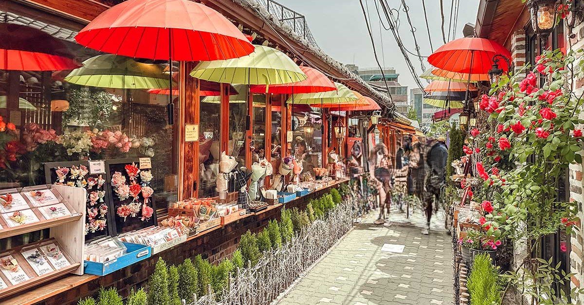 Hanok-style café in Ikseon-dong’s narrow alley