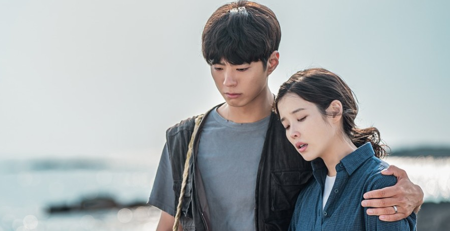 Touching scene between IU and Park Bo-gum – emotional romance in the drama