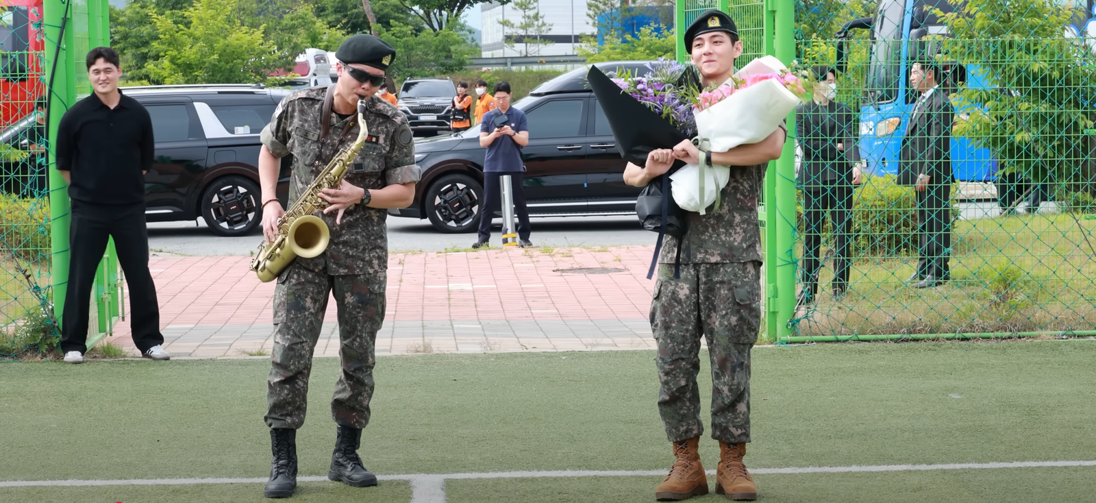 RM playing saxophone and V dancing during discharge moment
